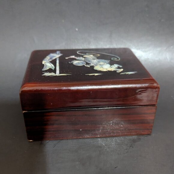 Vintage Wooden Trinket Box With Inlaid Mother-Of-Pearl Design - Picture 6 of 8